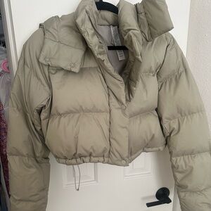Wunder puff cropped Lulu jacket. Worn twice bc wasn’t my color. Make an offer.
